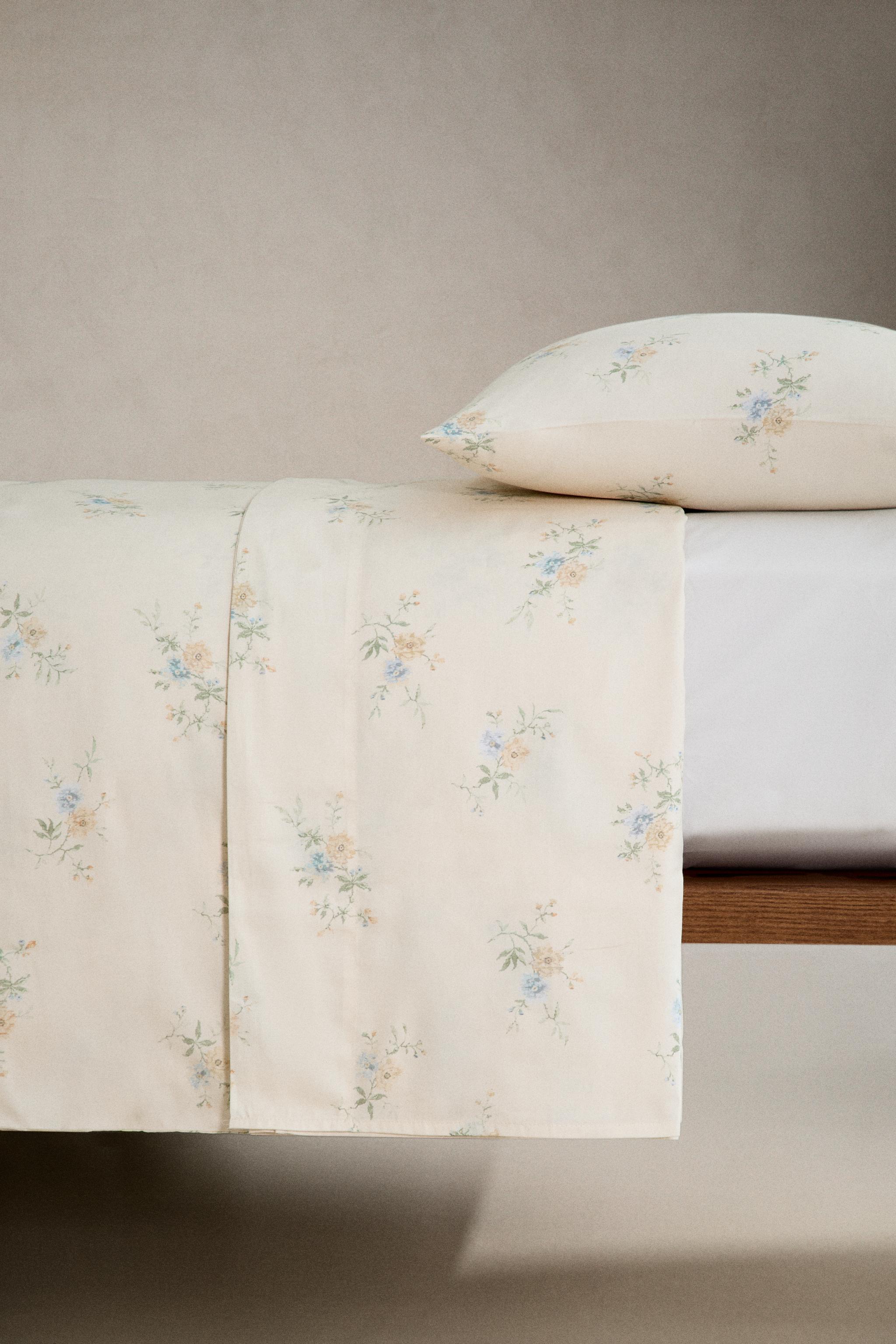 SATEEN FLAT SHEET WITH FLORAL BOUQUETS